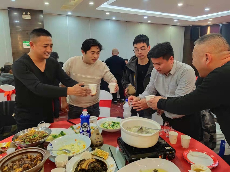 與會(huì)來賓，觥籌交錯(cuò)，一觴一詠
