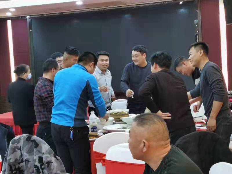與會(huì)來賓，觥籌交錯(cuò)，一觴一詠